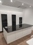 cocina-de-madera-lacada-blanca-con uero-2